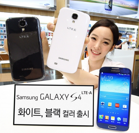 갤럭시 S4 LTE-A 블랙
미스트와 화이트 프로스트를 선보이는 모습