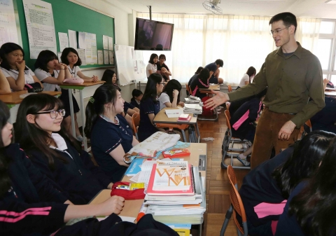 동명대서 인턴십 중인 미국 명문 조지아대학 출신 존 스타크씨가 7월 16일 오후 영도여고를 찾아 동명대의 글로벌프로그램을 설명하고 있다.