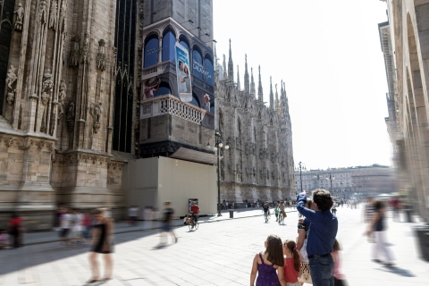 삼성전자가 지난 12일부터 여름 휴가철을 맞아 이탈리아 밀라노의 대표적인 관광지인 두오모 광장에서 갤럭시 S4 옥외광고를 선보였다.