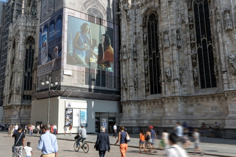 삼성전자가 지난 12일부터 여름 휴가철을 맞아 이탈리아 밀라노의 대표적인 관광지인 두오모 광장에서 갤럭시 S4 옥외광고를 선보였다.