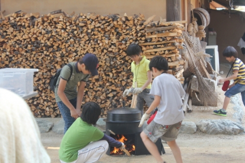 점심 준비를 위해 의병식량 만들기 체험을 하는 학생들
