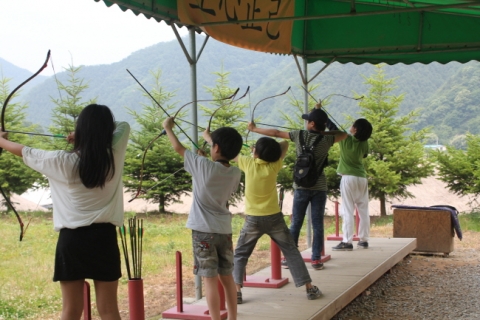 의병들의 심신수양과 일제침략 저항에 사용된 국궁을 체험하는 학생들