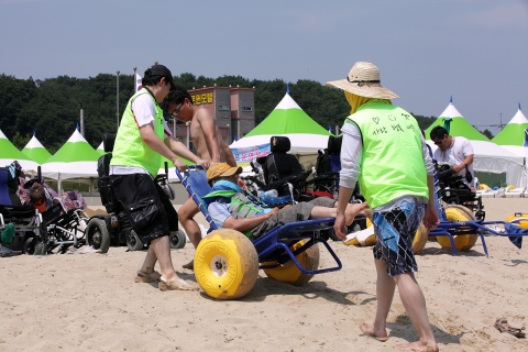 2012년 장애인무료해변캠프에서 영산조용기자선재단 자원봉사자가 활동하는 모습