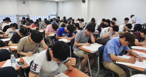 건국대는 2014학년도 신입생 모집을 위한 수시1차 재외국민과외국인전형의 필기고사를 18일 교내 상허연구관 등 11개 고사장에서 실시했다고 밝혔다.