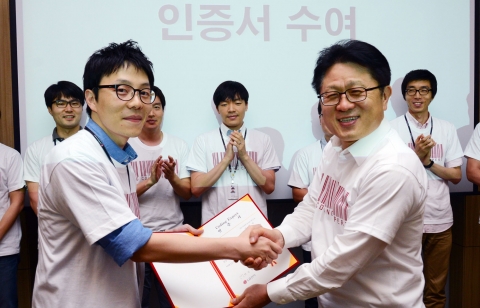 LG전자가 18일 서울 양재동 LG전자 서초R&D캠퍼스에서 LG전자 소프트웨어 코딩 전문가 2기 인증식을 개최했다. 해외 첫 코딩 전문가인 인도 SW연구소 비시누 바르한 레디 마두