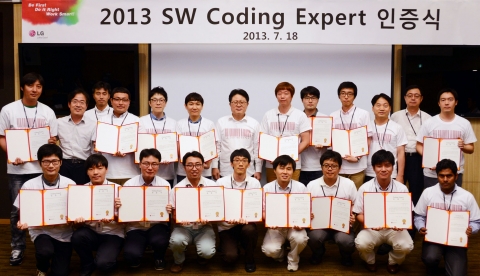 LG전자가 18일 서울 양재동 LG전자 서초R&D캠퍼스에서 LG전자 소프트웨어 코딩 전문가(Coding Expert) 2기 인증식을 개최했다. LG전자 CTO 안승권 사장(두번째줄