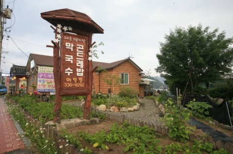 한국소셜미디어진흥원은 휴가철을 맞아 스토리가 있는 강원도 평창군 봉평면의 맛집 베스트 10을 선정하고 이를 순차적으로 선보이며, 그 세번째로 봉평에 위치한 메밀뜰을 소개한다.
