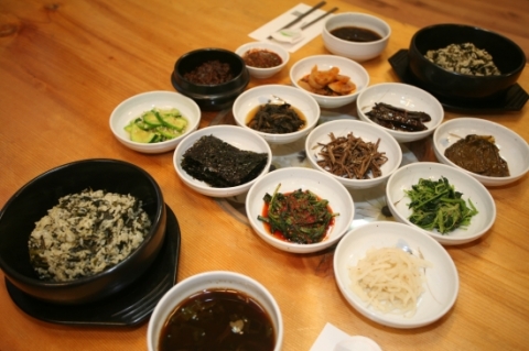 한국소셜미디어진흥원은 휴가철을 맞아 스토리가 있는 강원도 평창군 봉평면의 맛집 베스트 10을 선정하고 이를 순차적으로 선보이며, 그 세번째로 봉평에 위치한 메밀뜰을 소개한다.