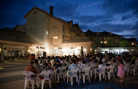 알펜시아는 여름 밤, 다채로운 즐거움이 가득한 이벤트들을 마련하고 방문객들을 맞이한다.