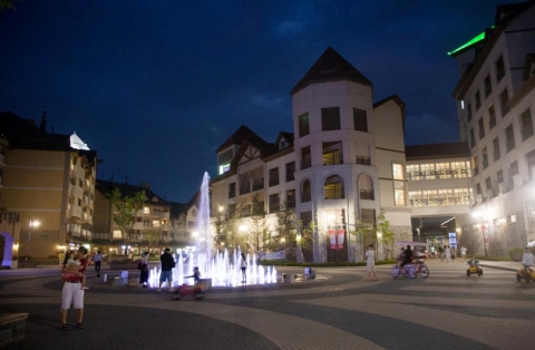 알펜시아는 여름 밤, 다채로운 즐거움이 가득한 이벤트들을 마련하고 방문객들을 맞이한다.