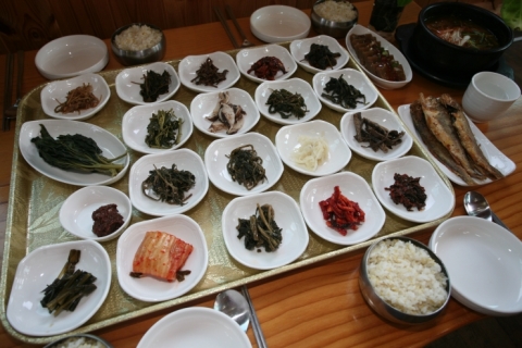 한국소셜미디어진흥원은 휴가철을 맞아 스토리가 있는 강원도 평창군 봉평면의 맛집 베스트 10을 선정하고 이를 순차적으로 선보이며, 그 일곱번째로 소나무집을 소개한다.