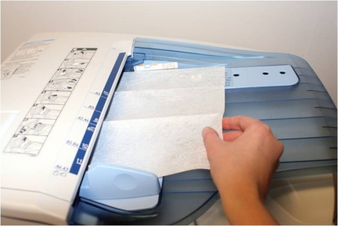 프린터 클리닝 용지가 부직포 재질에 의한 소독용 알코올 IPA(이소프로필알콜)를 사용해 효과적이고 안전하게 제품 내부를 청소하고 있다.