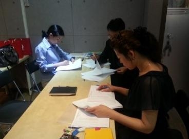 제2회 놀 청소년문학 독서감상문 최종 심사중인 모습