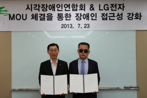 LG전자와 한국시각장애인연합회는 한국시각장애인연합회 정성수 상임이사(오른쪽) 및 LG전자 김홍배 제품시험연구소장(왼쪽)이 참석한 가운데 정보통신분야의 정보 격차 해소 및 장애인 접근성 향상을 위한 업무협력 양해각서 체결식을 가졌다.