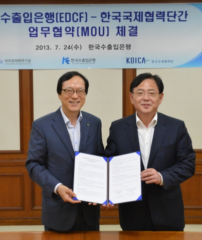 한국수출입은행과 한국국제협력단이 24일 여의도 수은 본점에서 유무상원조 연계 확대를 통한 원조효과 제고를 위해 업무협약을 체결했다. 사진 왼쪽부터 김용환 수은 행장, 김영목 국제협