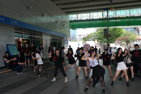 구리시청소년수련관은 청소년 주말프로그램 활성화방안의 일환으로 여성가족부 청소년정책사업인 구리시청소년문화존을 운영 중에 있다. 작년 문화존 거리홍보사진.
