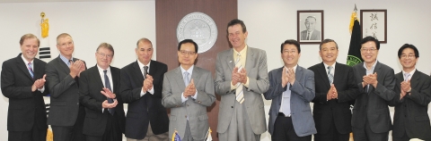 송희영 건국대 총장(가운데 왼쪽)과 브루스 쉐퍼드 미 웨스턴워싱턴대 총장(가운데 오른쪽) 등 두 대학 관계자들이 24일 오전 서울 광진구 능동로 건국대 행정관에서 상호 교류협력 협