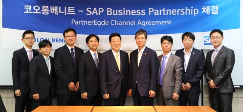 SAP코리아와 코오롱그룹 IT서비스 전문기업 코오롱베니트가 SAP 솔루션 사업에 대한 채널 파트너십을 체결했다. SAP코리아 이광재 전무(왼쪽 4번째)와 코오롱베니트 김성수 상무(왼쪽 6번째) 등 양사 관계자가 제휴식에 참석했다.