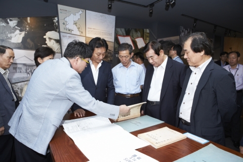오른쪽부터 한경남 위원, 한광옥 위원장, 최회원 위원, 김왕식 박물관장이 정전 60주년 기념 특별전을 관람하고 있다.