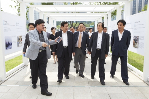 한광옥 국민대통합위원장(왼쪽에서 두번째), 홍순경 위원(왼쪽에서 세번째), 한경남 위원(왼쪽에서 네번째), 김왕식 박물관장(왼쪽에서 다섯번째)이 야외 전시장을 둘러보고 있다.