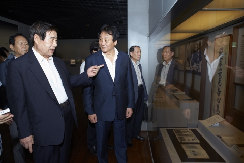 왼쪽부터 한광옥 위원장, 김왕식 박물관장이 역사박물관 상설전시장을 둘러보고 있다.