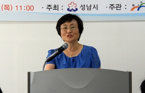 염미연 성남시청소년육성재단 상임이사가 인사말 중이다.