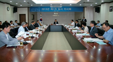 충남발전연구원은 26일 임시이사회(사진)를 열고 제8대 원장에 중부대학교 강현수 교수(49세, 도시행정학과)를 선임했다고 밝혔다.