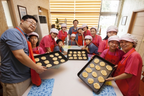 녹십자 임직원과 배우자, 자녀들이 지난 27일 가족봉사캠프에 참가하여 아동 복지시설 및 나눔가게에 전달할 빵과 쿠키를 만들고 있다.