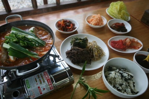 한국소셜미디어진흥원은 맛집 베스트 10을 선정하고 이를 순차적으로 선보이며, 마지막 열번째로 봉평에 위치한 가벼슬을 소개한다.