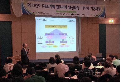 글로벌헬스케어 이진영 대표이사가 2013년도 제약산업 R&D기획 전문인력 양성과정에서 제약산업의 R&D전략의 중요성과 최적화된 전략수립 방법론을 발표했다.