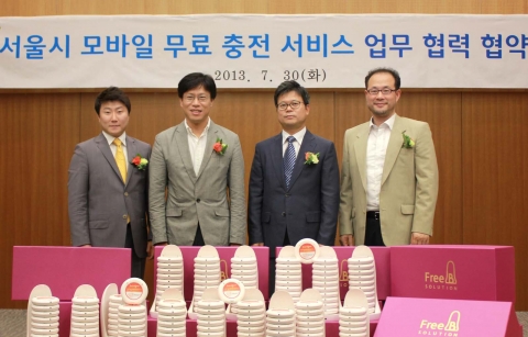 업무 협약식에서 왼쪽부터 프리비솔루션 정덕현 대표, 서울특별시 정보기획단 김경서 단장, LG유플러스 공공고객담당 정경진 상무, 커뮤니티매핑센터 임완수 대표가 기념 사진 촬영을 하는