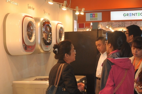 동부대우전자 진출 중국 상해 양판점 매장에서 벽걸이 드럼세탁기 미니를 구경하는 현지 소비자 모습