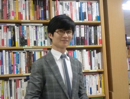 작가 윤초.