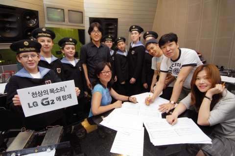 LG전자 전략 스마트폰 LG G2와 천상의 목소리가 만났다. 빈소년 합창단이 LG G2에 탑재되는 벨소리와 알림음 등을 녹음하고 있다. LG G2는 오는 8월 7일 뉴욕에서 첫 공