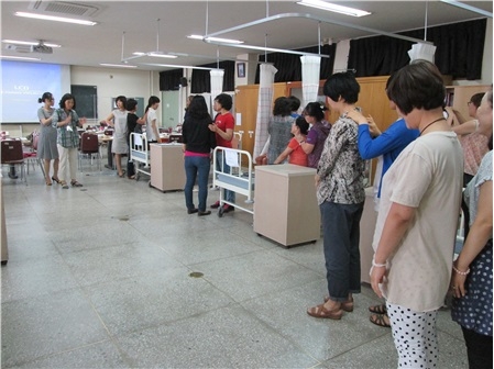 보건소 방문보건사업담당자가 현장견학을 하고 있다.