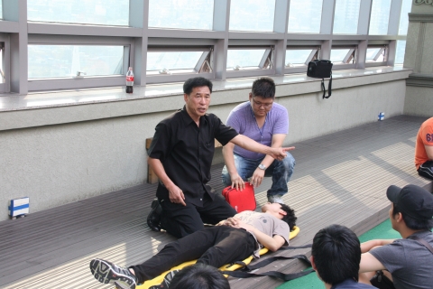 부산사회복무교육센터에서 사회복무요원들이 심층응급처치요육을 받고 있다.