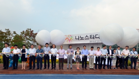 7월 31일 삼성전자 화성사업장 나노스타디움 오픈행사에서 삼성전자 전동수 사장(왼쪽에서 8번째)을 비롯한 지역사회 소통위원회 임원과 각 지역 동장들이 테이프 커팅식을 하고 있다.