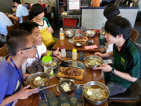 식사를 하며 대화를 나누는 성남시와 중국 청소년들