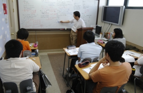 신우성논술학원에서는 매주 주말과 추석 연휴에 수시 대비 자연계 수리논술과 과학논술을 강의한다.
