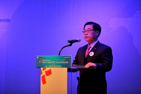 지난 2일 외환은행 열린교육원에서 개최된 제2회 국제적십자사연맹 모의총회에 참석한 신현승 외환은행 영업총괄그룹 부행장이 행사에 참석한 세계각국의 청소년들에게 격려사를 전하고 있다.