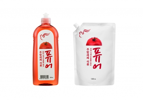 피죤의 주방세제 ‘퓨어 석류’ 일반 용기(왼쪽), 리필 제품(오른쪽).