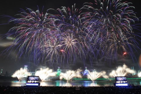 포항국제불빛축제가 188만명에 이르는 관람객의 성원 속에 열흘간의 일정을 마쳤다.
