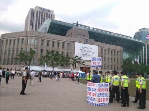 지난 5일 오후 애국주의연대 회원들이 시청광장 민주당 천막당사앞에서 민생외면 국정파탄 민주당 장외투쟁 규탄 릴레이일인시위를 전개하고 있다.