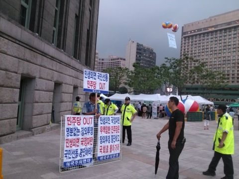 지난 6일 오후 애국주의연대가 시청광장 민주당 천막당사앞에서 민생외면 국정파탄 민주당 장외투쟁 규탄 릴레이일인시위를 전개하고 있다.
