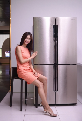 삼성전자 모델이 예비 신혼부부의 혼수품으로 최적인 냉장고 삼성 지펠 T9000 김치플러스를 소개하고 있다.