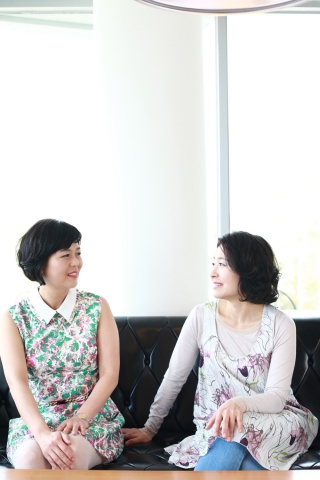 포크 여성 듀엣 이윤선(좌) 이정란이 80년대 빅히트 대학가요 고은희 이정란의 사랑해요를 28년만에 리메이크해 선보였다.