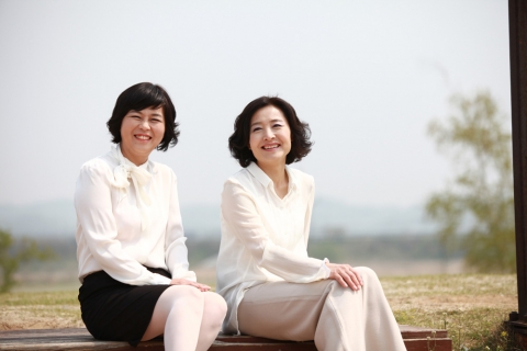 포크 여성 듀엣 이윤선(좌) 이정란이 80년대 빅히트 대학가요 고은희 이정란의 사랑해요를 28년만에 리메이크해 선보였다.