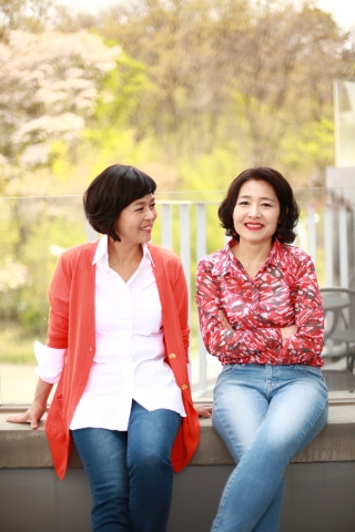 포크 여성 듀엣 이윤선(좌) 이정란이 80년대 빅히트 대학가요 고은희 이정란의 사랑해요를 28년만에 리메이크해 선보였다.
