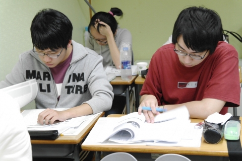 신우성논술학원에서는 매주 주말과 추석 연휴에 수시 대비 자연계 수리논술과 과학논술을 강의한다.