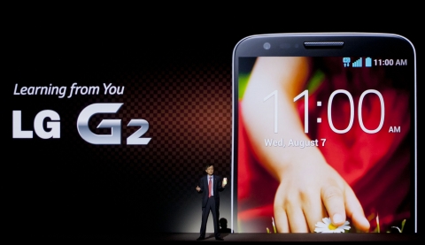 LG전자 MC사업본부장 박종석 부사장이 LG G2를 소개하고 있다.